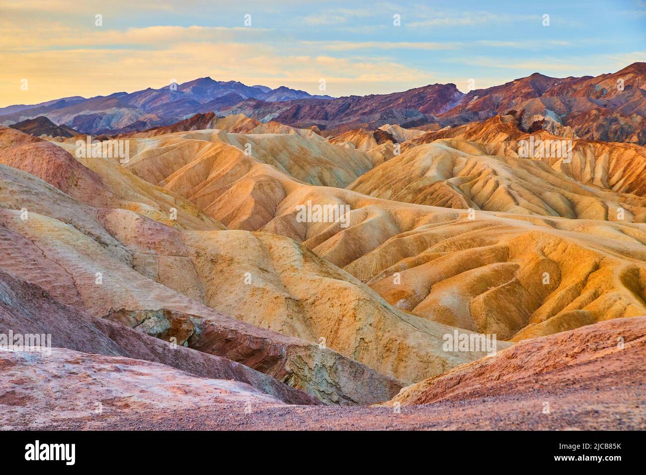 Splendida alba a Zabriskie Point nella Death Valley con colorate formazioni sedimentarie Foto Stock