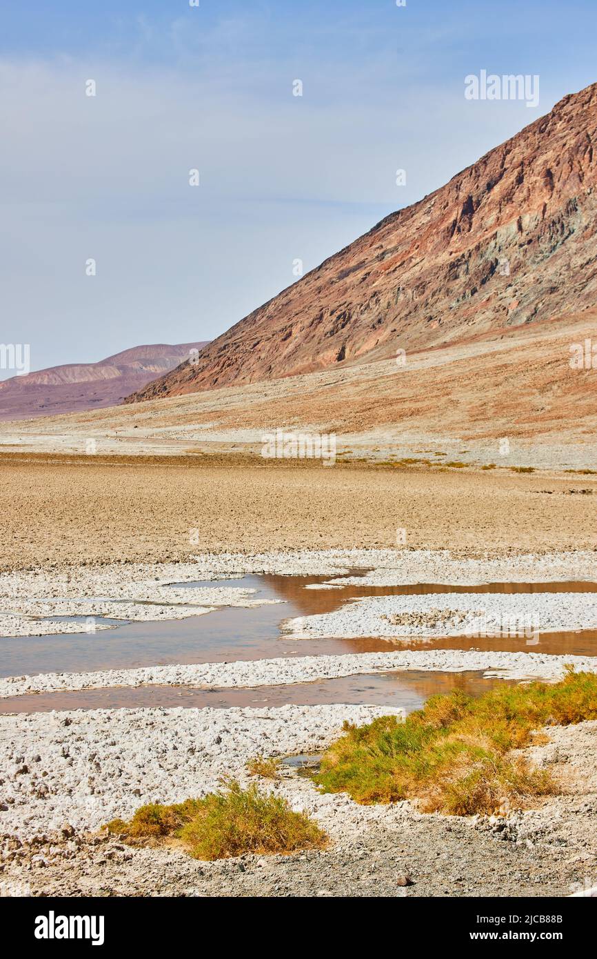Formazioni saline con acqua nell'iconico bacino Badwater della Death Valley Foto Stock