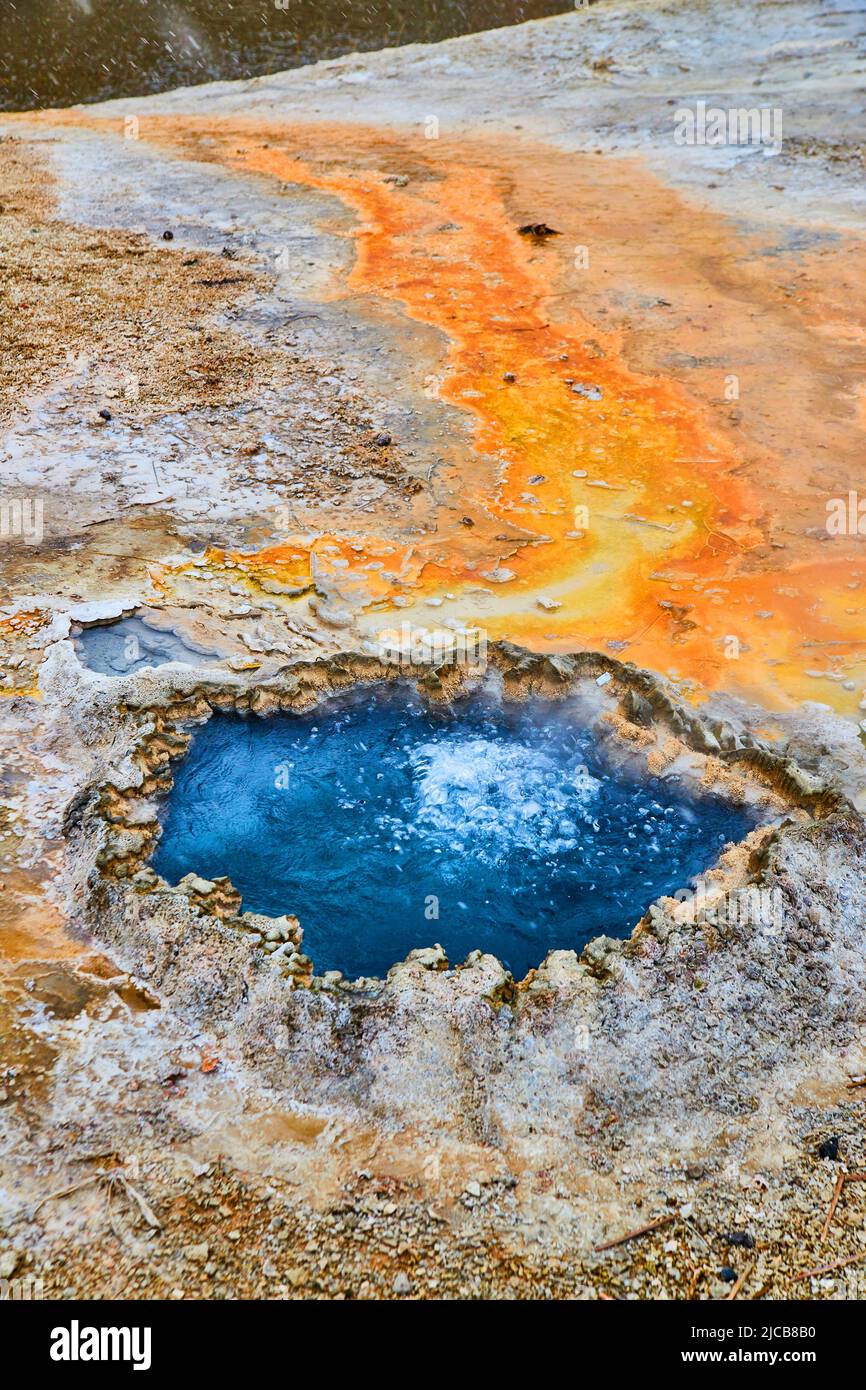 Piccola primavera cinese a Yellowstone con runoff arancione Foto Stock