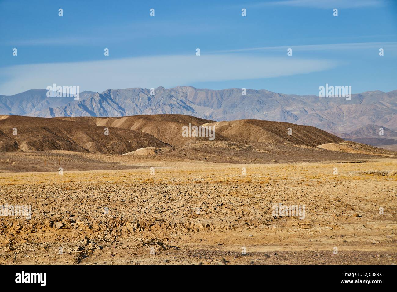 Pianure e strati di montagne nel parco della Death Valley Foto Stock