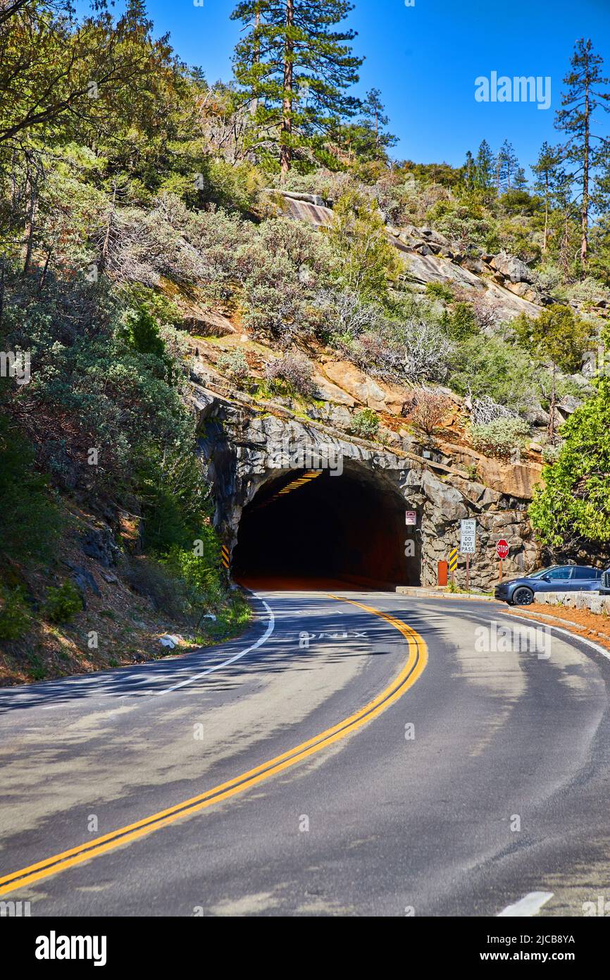 Tunnel lungo un chilometro e mezzo circa che conduce alla Yosemite Valley Foto Stock