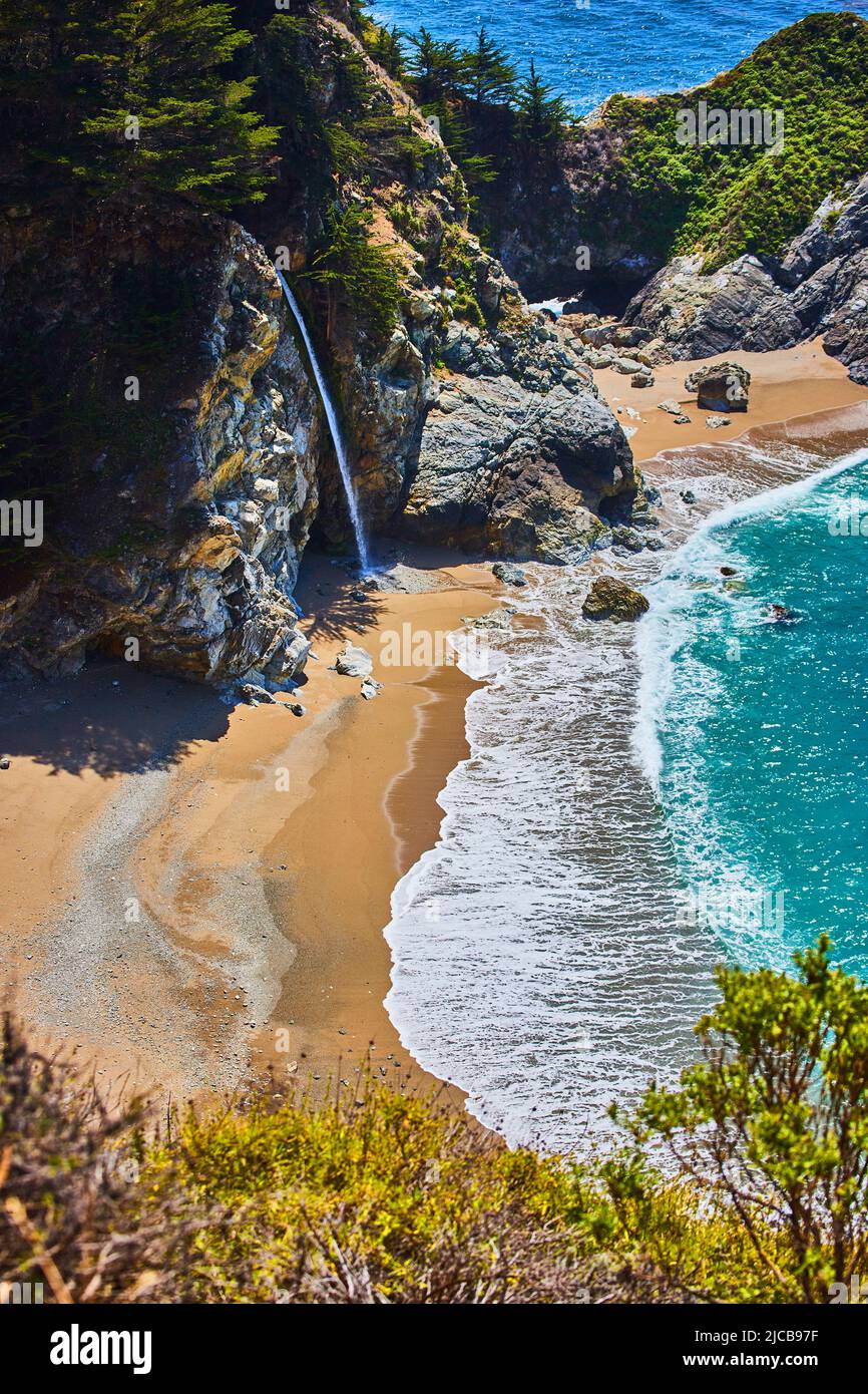 Cascata McWays sull'autostrada uno in California sulla spiaggia sabbiosa Foto Stock