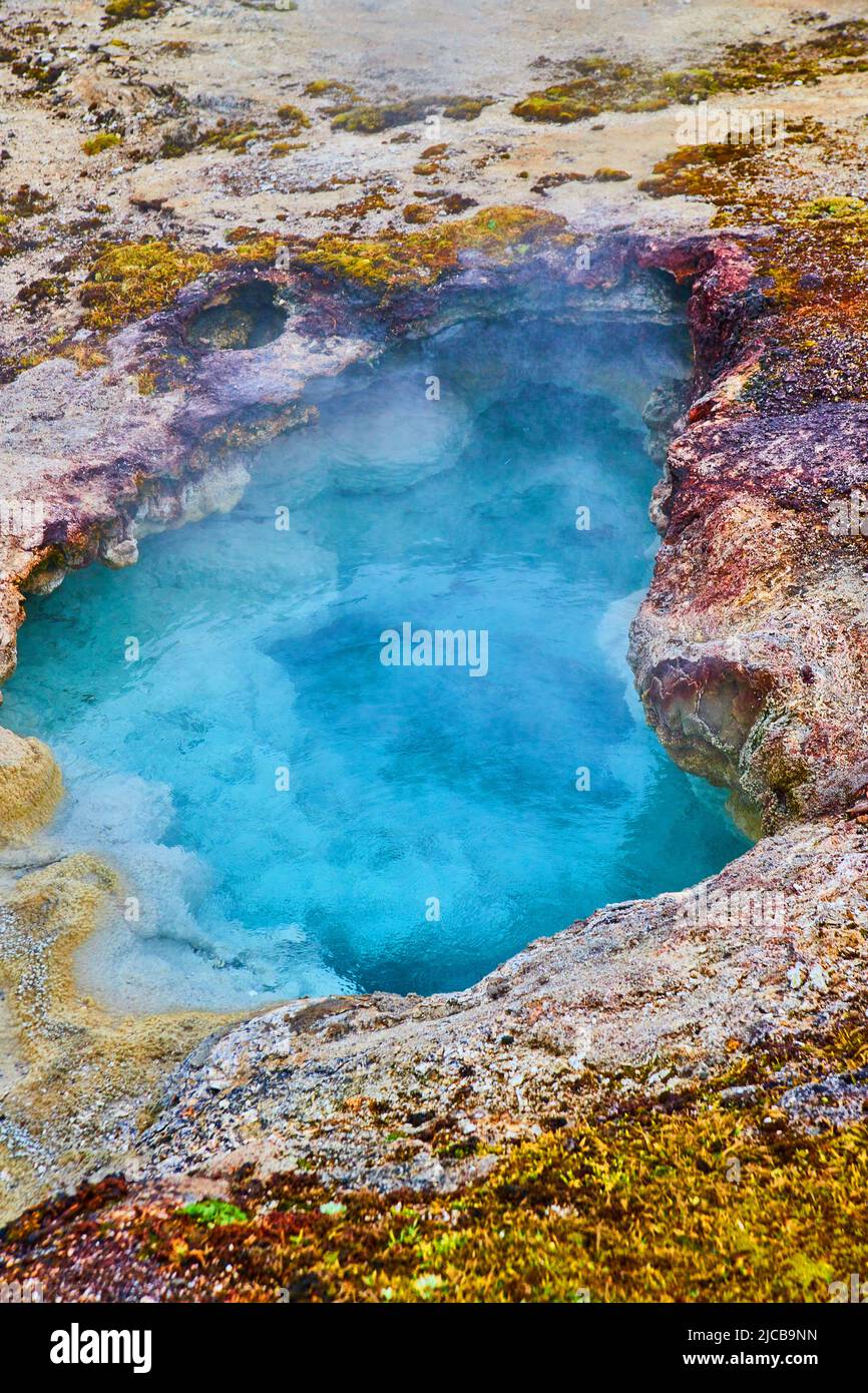 Splendida piscina termale al Yellowstone Biscuit Basin Foto Stock