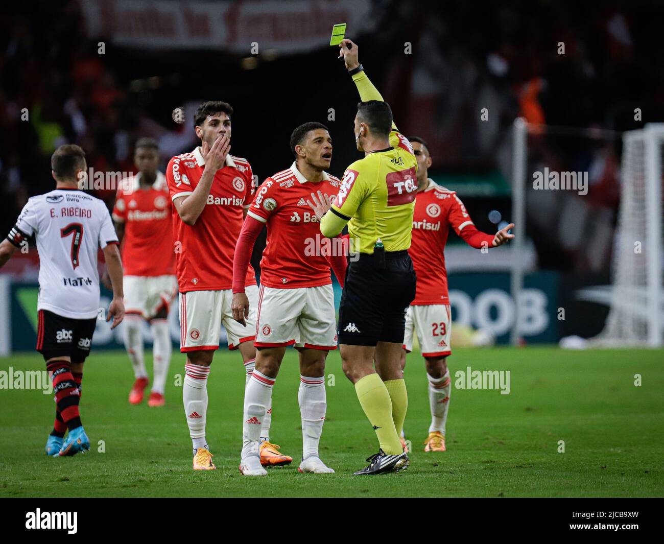 Porto Alegre, Brasile. 11th giugno 2022. RS - Porto Alegre - 06/11/2022 - BRASILIANO A 2022, INTERNACIONAL X FLAMENGO - Internazionale Taison riceve una carta gialla dall'arbitro durante una partita contro Flamengo allo stadio Beira-Rio per il campionato brasiliano A 2022. Foto: Maxi Franzoi/AGIF/Sipa USA Credit: Sipa USA/Alamy Live News Foto Stock