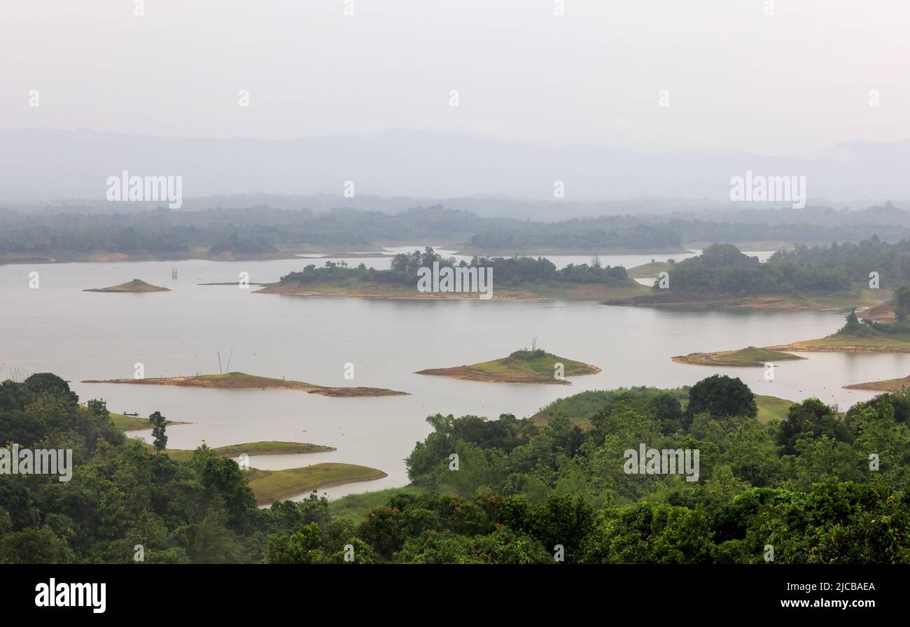 Foto del lago di Kaptai in un giorno piovoso. Questa foto è stata presa da Chittagong, Bangladesh Foto Stock