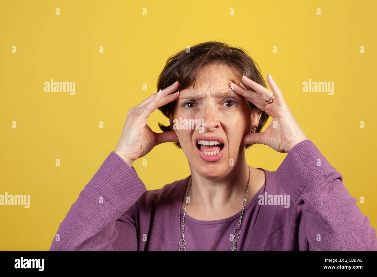 Bella donna matura in blusa viola Foto Stock