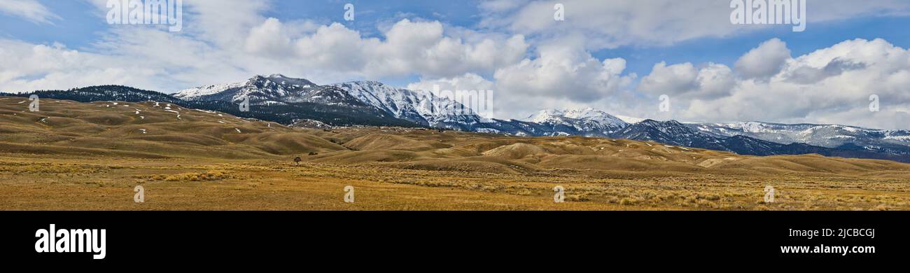 Panorama dei campi in West fiancheggiata da montagne innevate Foto Stock