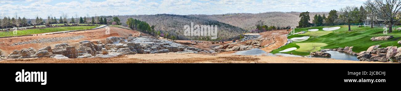 Panorama di inusuale campo da golf accanto alla costruzione rivelando incredibile rete di caverne Foto Stock