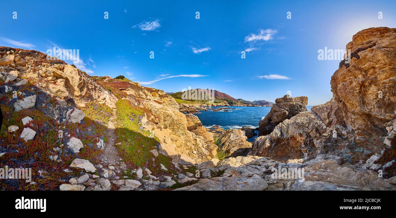 Panorama di baia spiaggia nascosta con piscine maree e piante primaverili Foto Stock