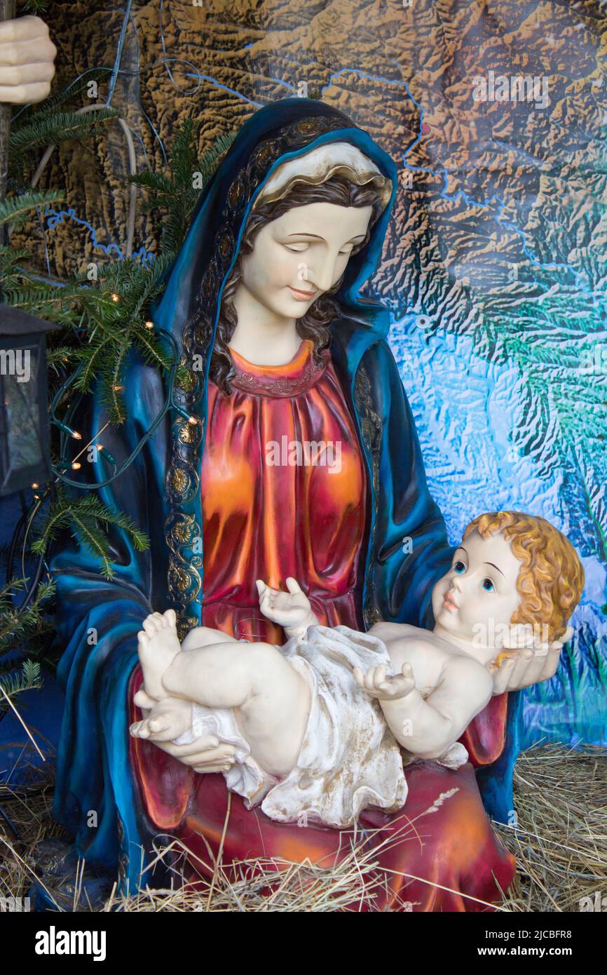 Maria diede alla luce Gesù e lo guardò con le braccia Foto Stock