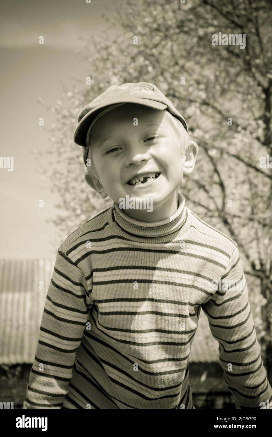 Un ragazzino senza denti frontali, vecchia foto Foto Stock