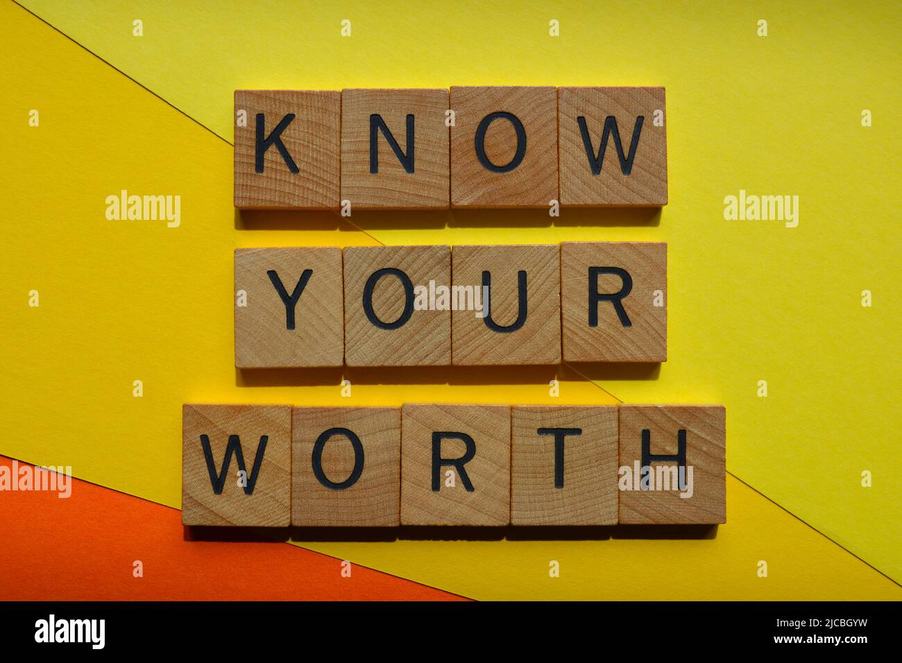 Conosci il tuo valore, parole in lettere in legno lettera isolata su sfondo luminoso e colorato Foto Stock