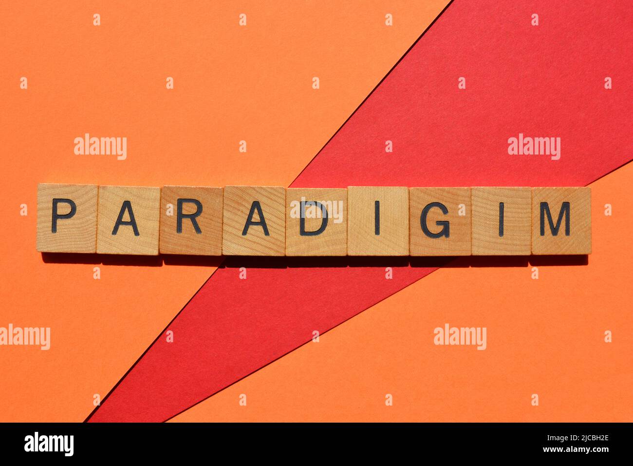 Paradiso, parola in lettere di legno isolate su sfondo luminoso e colorato Foto Stock