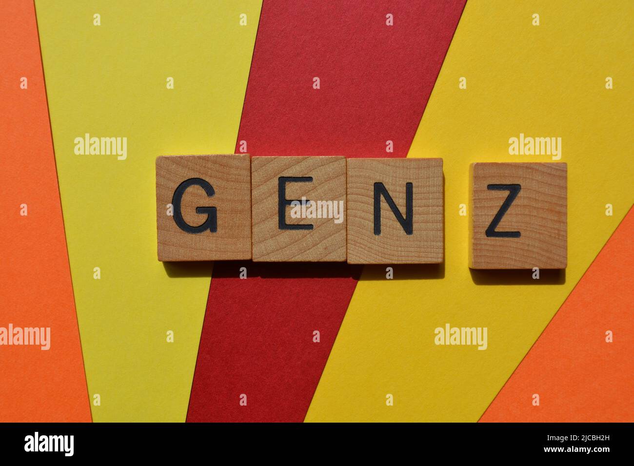 Gen Z, abbreviazione di Generation Z, parole in alfabeto di legno isolate su collant e sfondo colorato Foto Stock