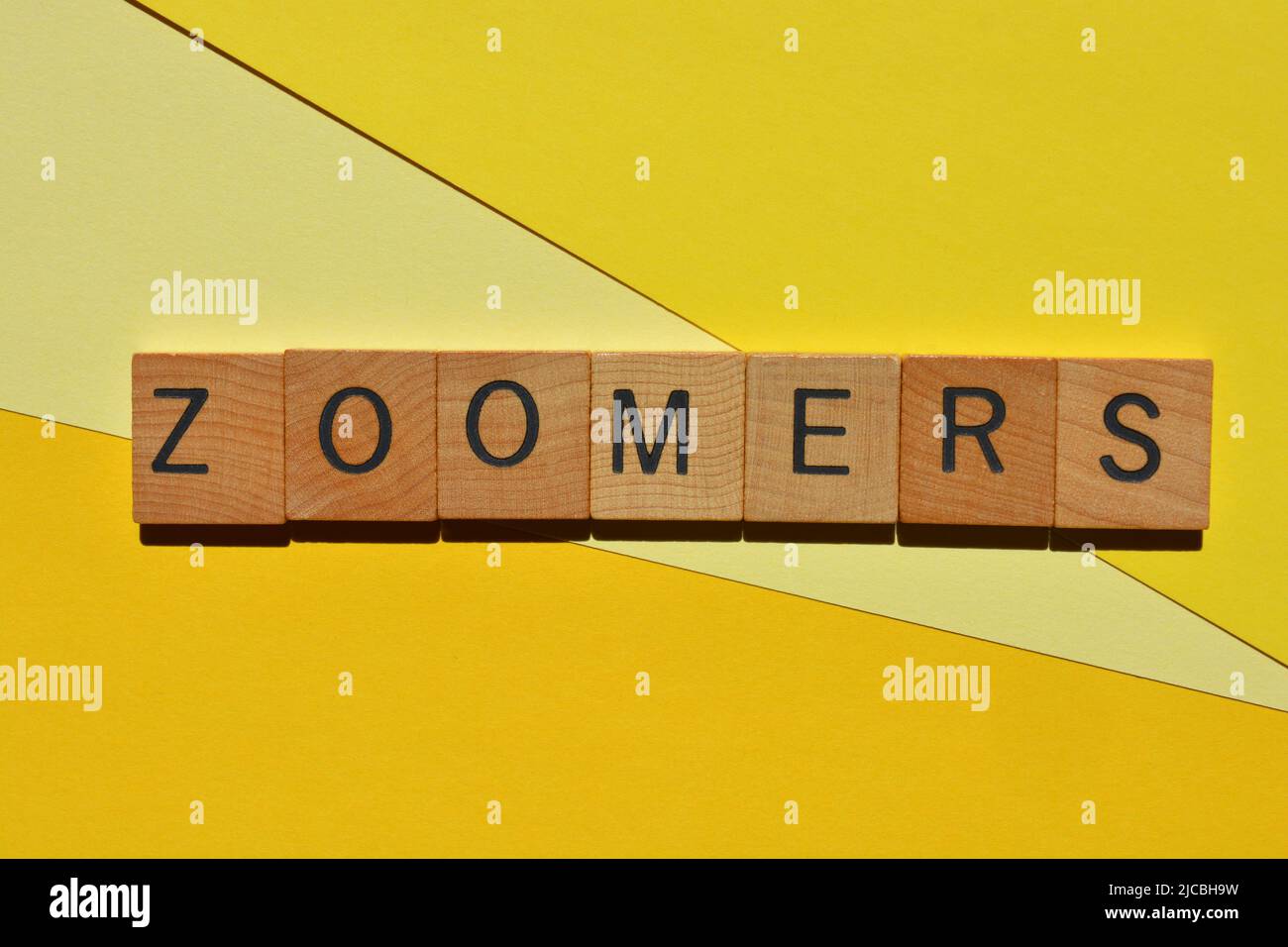 Zoomers, noto anche come Gen Z, parola in lettere in legno alfabeto isolato su sfondo giallo Foto Stock