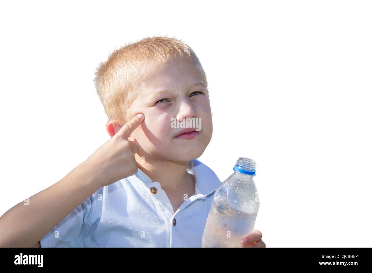 ragazzo che tiene una bottiglia di acqua minerale isolato su sfondo bianco  Foto stock - Alamy