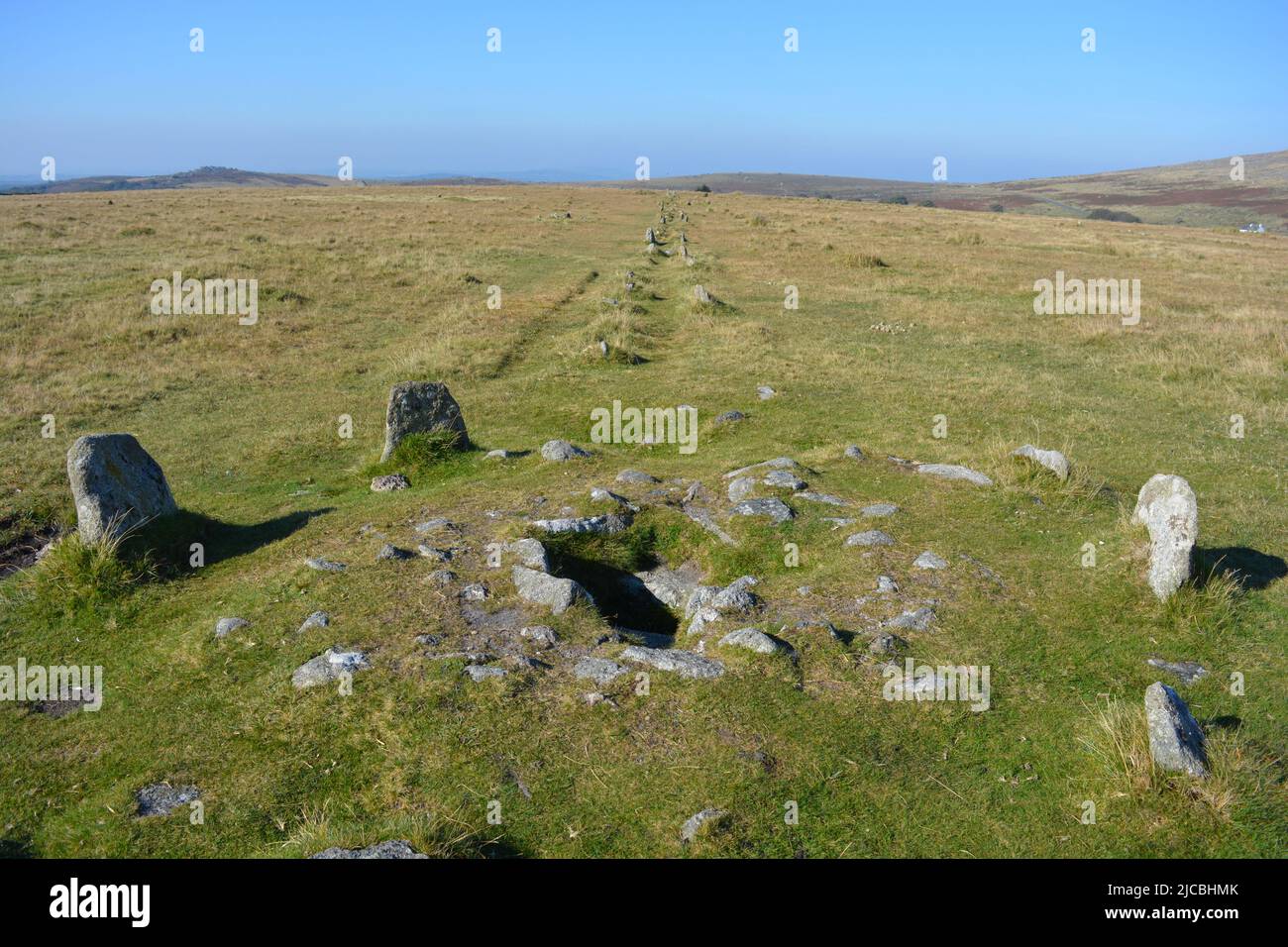 Cerchio di pietra all'interno della doppia fila di pietre in piedi, antichità preistorica associata con il Neolitico al sito di insediamento del Bronzo Medio, Merri Foto Stock