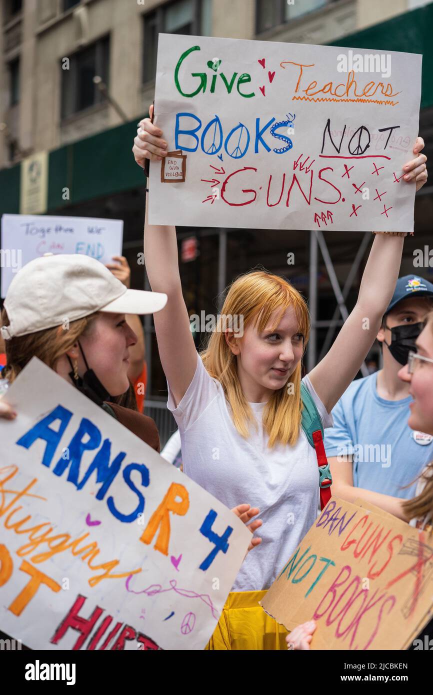 11 giugno 2022, New york, New York, Stati Uniti: Migliaia di persone si sono riunite a Cadman Plaza, poi hanno attraversato il ponte di Brooklyn fino a Zuccotti Park protestando contro la crisi della violenza delle armi negli Stati Uniti. Le recenti riprese di massa a Uvalde, TX e Buffalo, NY hanno causato un oltraggio nazionale che chiede al Congresso di cambiare le leggi sulle armi. (Credit Image: © Steve Sanchez/Pacific Press via ZUMA Press Wire) Foto Stock