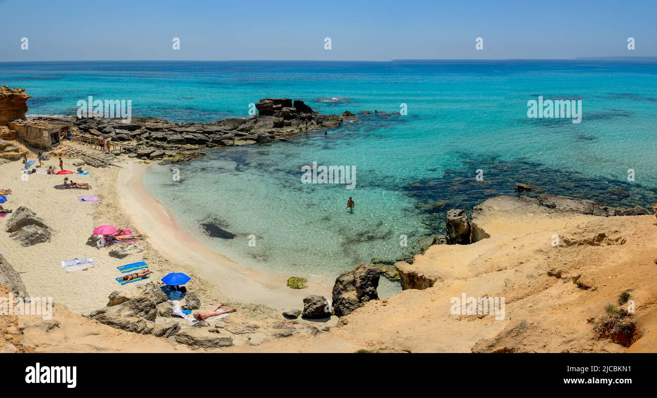 Una delle spiagge più conosciute di Formentera. È Calo des Mort. Con acque limpide e calme, questa spiaggia è frequentata da coppie in vacanza. Foto Stock