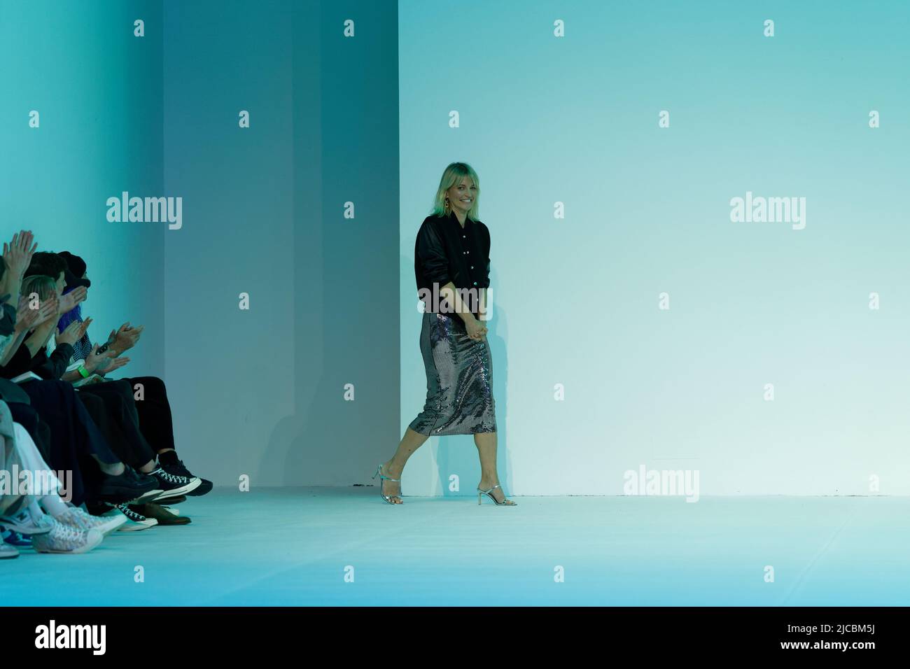 Lucinda Taffs ringrazia il pubblico dopo lo spettacolo Auteur durante Afterpay Australian Fashion Week 2022 Resort '23 Collezioni a Carriageworks il 11 maggio Foto Stock