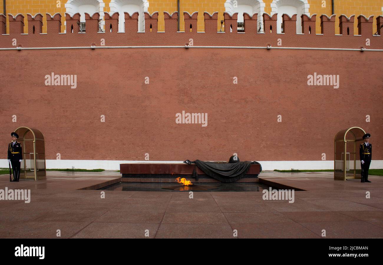 Mosca, Russia. 6th giugno 2022. I soldati del Reggimento del Cremlino si trovano al monumento della fiamma Eterna nel centro di Mosca. (Credit Image: © Vlad Karkov/SOPA Images via ZUMA Press Wire) Foto Stock