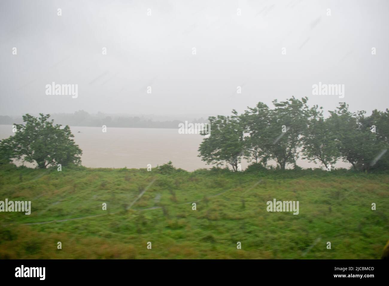 Vista di un fiume e la sua riva durante un poro giù , foto presa durante il tempo di alluvione in India Foto Stock