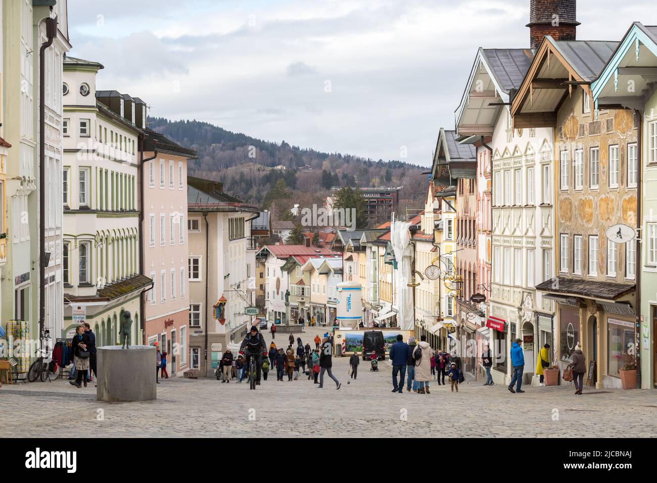 Bad Tölz, Germania - 2 febbraio 2022: Zona pedonale di Bad Tölz (Marktstraße). Foto Stock