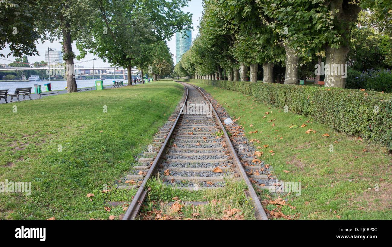 Francoforte sul meno, Germania - 31 agosto 2021: Binari ferroviari accanto al fiume meno. Foto Stock