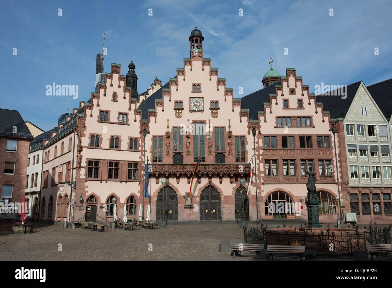 Francoforte sul meno, Germania - 31 agosto 2021: Vista sul Frankfurter Römer. Una delle più famose sale della città tedesca. Nessuna gente. Foto Stock