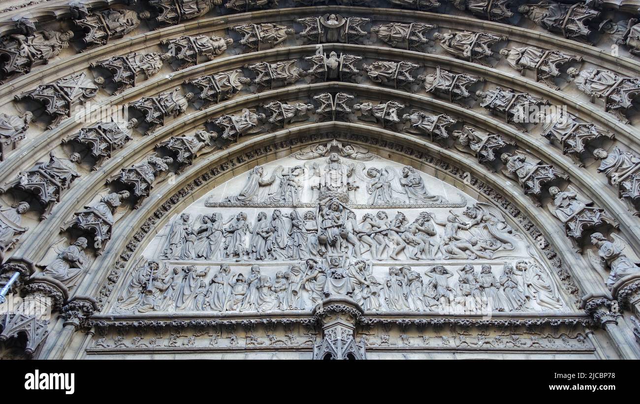 Antwerpen, Belgio - 11 luglio 2021: Ultima sentenza timpanon. Sopra il cancello d'ingresso della Cattedrale di nostra Signora. Foto Stock