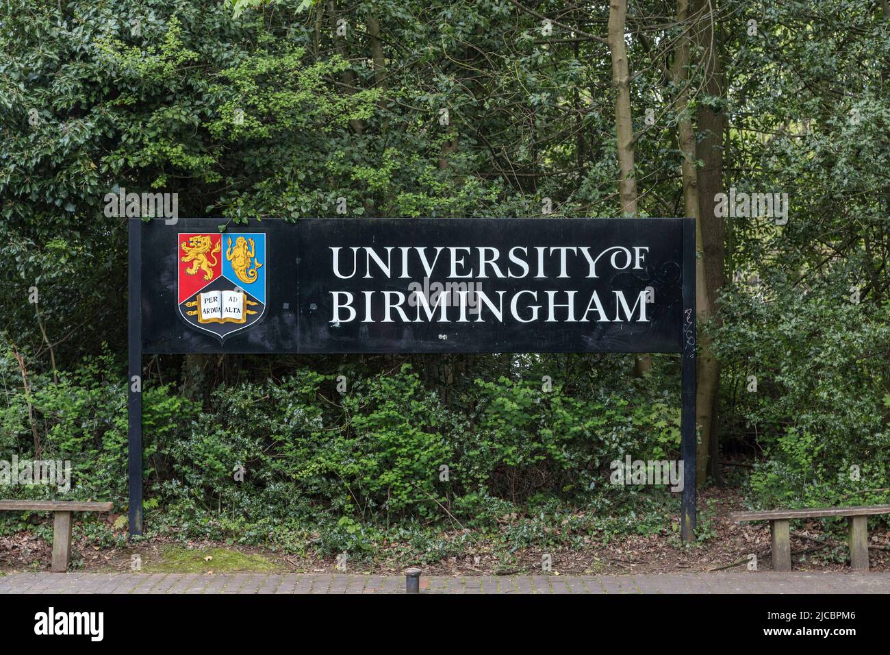 Insegna sul campus della University of Birmingham con il loro motto. Istruzione superiore, studenti universitari o tasse di insegnamento, concetto di prestiti per studenti. Foto Stock