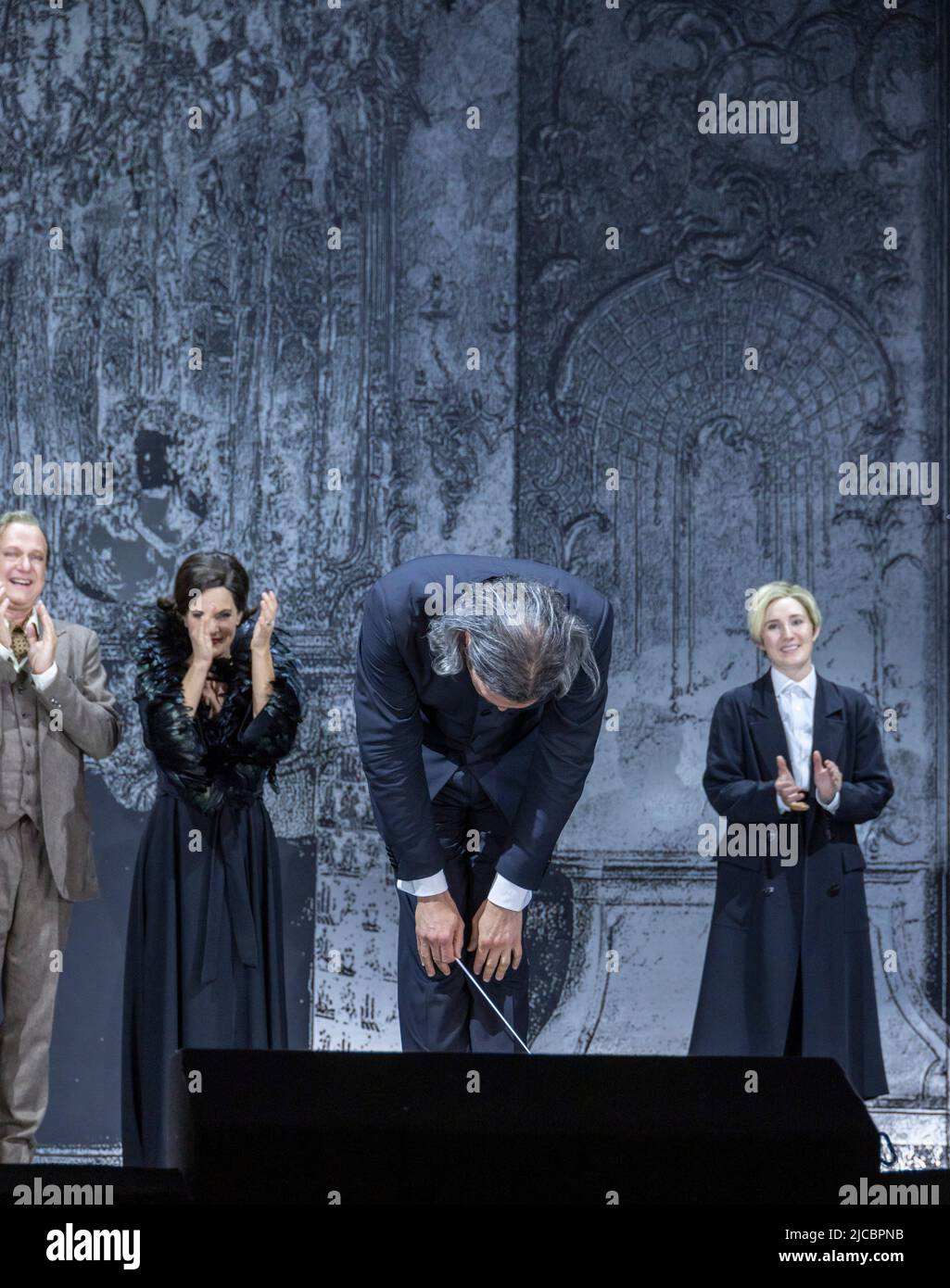 Chiamata a cortina del direttore Vladimir Jurowski al Der Rosenkavalier, Nationaltheater, Teatro dell'Opera di Monaco, Baviera, Germania. Foto Stock