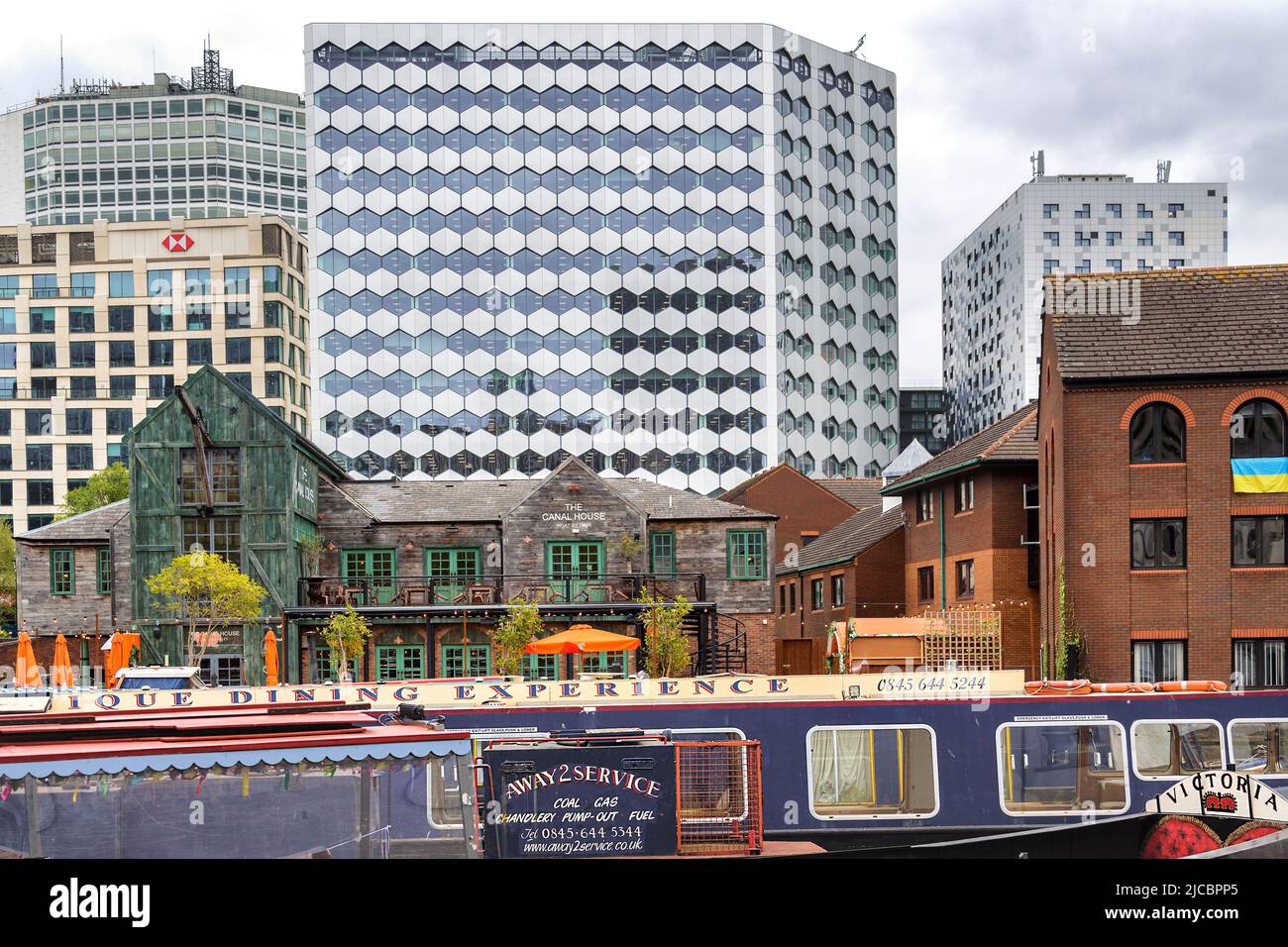 L'edificio Government Hub che torreggia sulla Canal House in Regency Wharf, Westside, Birmingham. Sede dei quartieri finanziari e del tempo libero. Foto Stock
