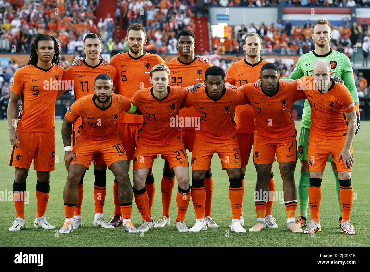 ROTTERDAM - (Top Row LR) Nathan Ake of Holland, Steven Berghuis of Holland, Stefan de Vrij of Holland, Denzel Dumfries of Holland, Daley Blind of Holland, Holland goalkeeper Mark Freken(Front Row LR) Memphis Depay of Holland, Frenkie de Jong of Holland, Jurrien Timber of Holland, Steven Bergwijn of Holland, Davy Klaassen d'Olanda durante la partita della UEFA Nations League tra Paesi Bassi e Polonia allo stadio Feyenoord il 11 giugno 2022 a Rotterdam, Paesi Bassi. ANP MAURICE VAN STEEN Foto Stock