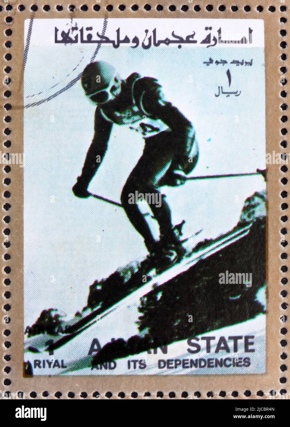 AJMAN - CIRCA 1973: Un francobollo stampato in Ajman mostra Downhill Sci, Alpine Sci, Olimpiadi invernali, circa 1973 Foto Stock