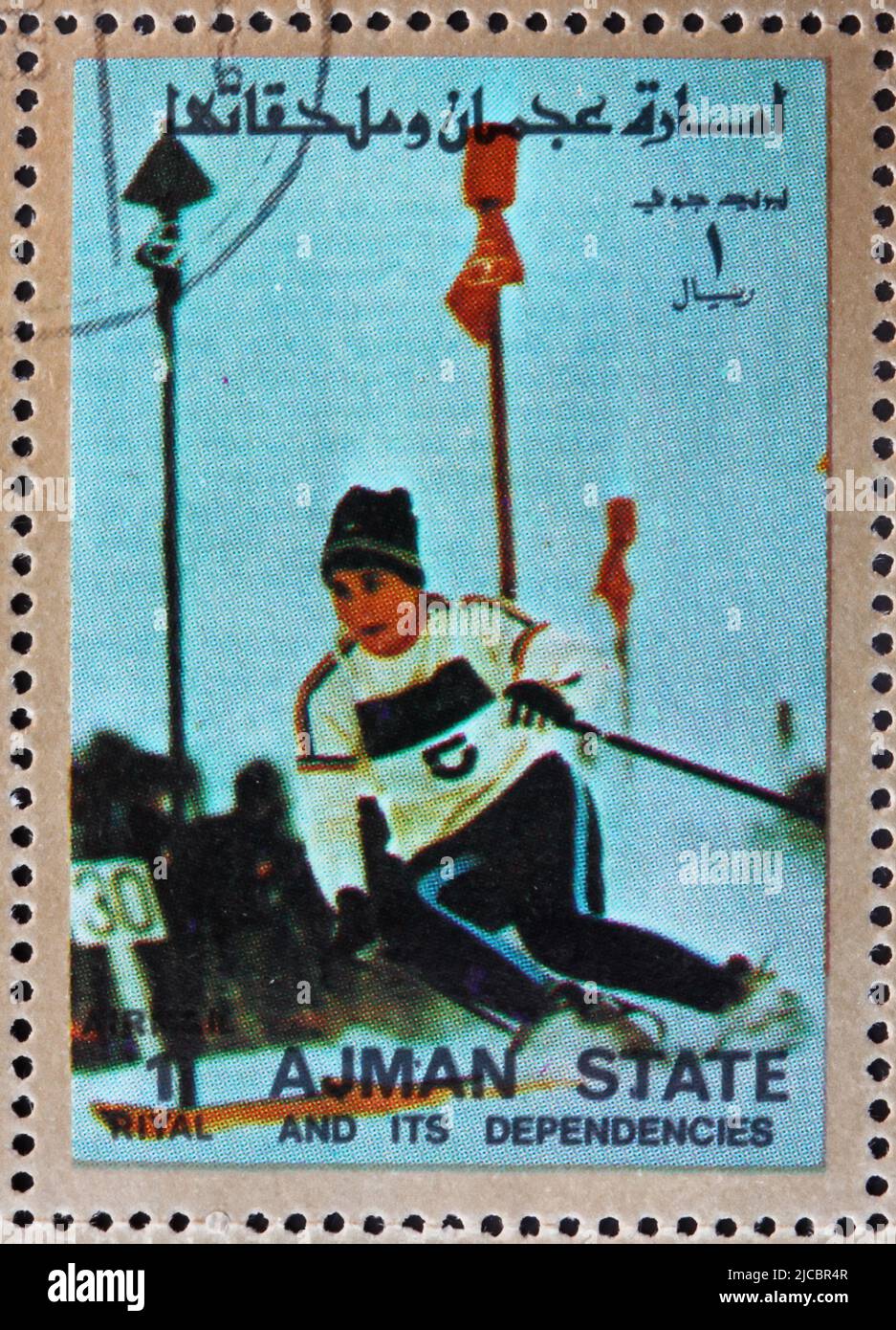 AJMAN - CIRCA 1973: Un francobollo stampato in Ajman mostra Slalom, sci alpino, Olimpiadi invernali, circa 1973 Foto Stock