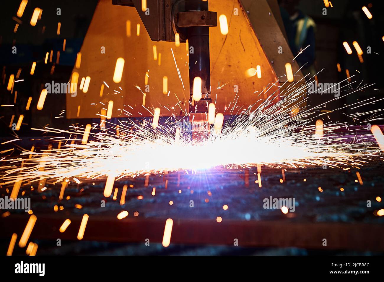 Taglio ad arco limitato della lamiera in lamiera in officina Foto Stock