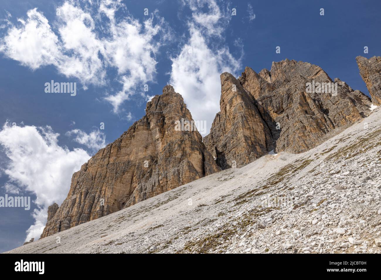 Le tre cime di Lavaredo come si vede dal sentiero principale sottostante Foto Stock