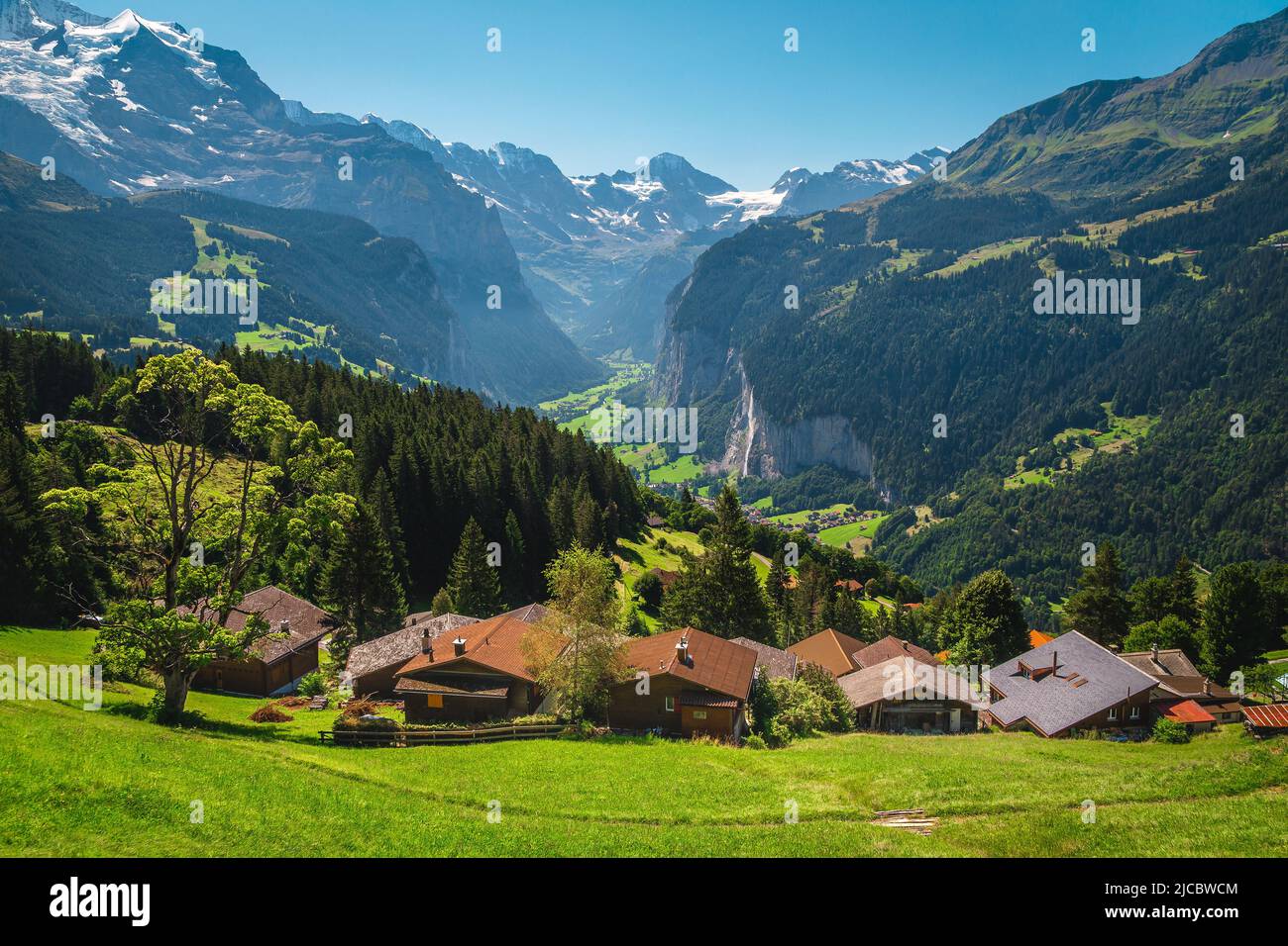 Case sul posto pittoresco delle Alpi con vista mozzafiato, valle Lauterbrunnen, Wengen, Oberland Bernese, Svizzera, Europa Foto Stock