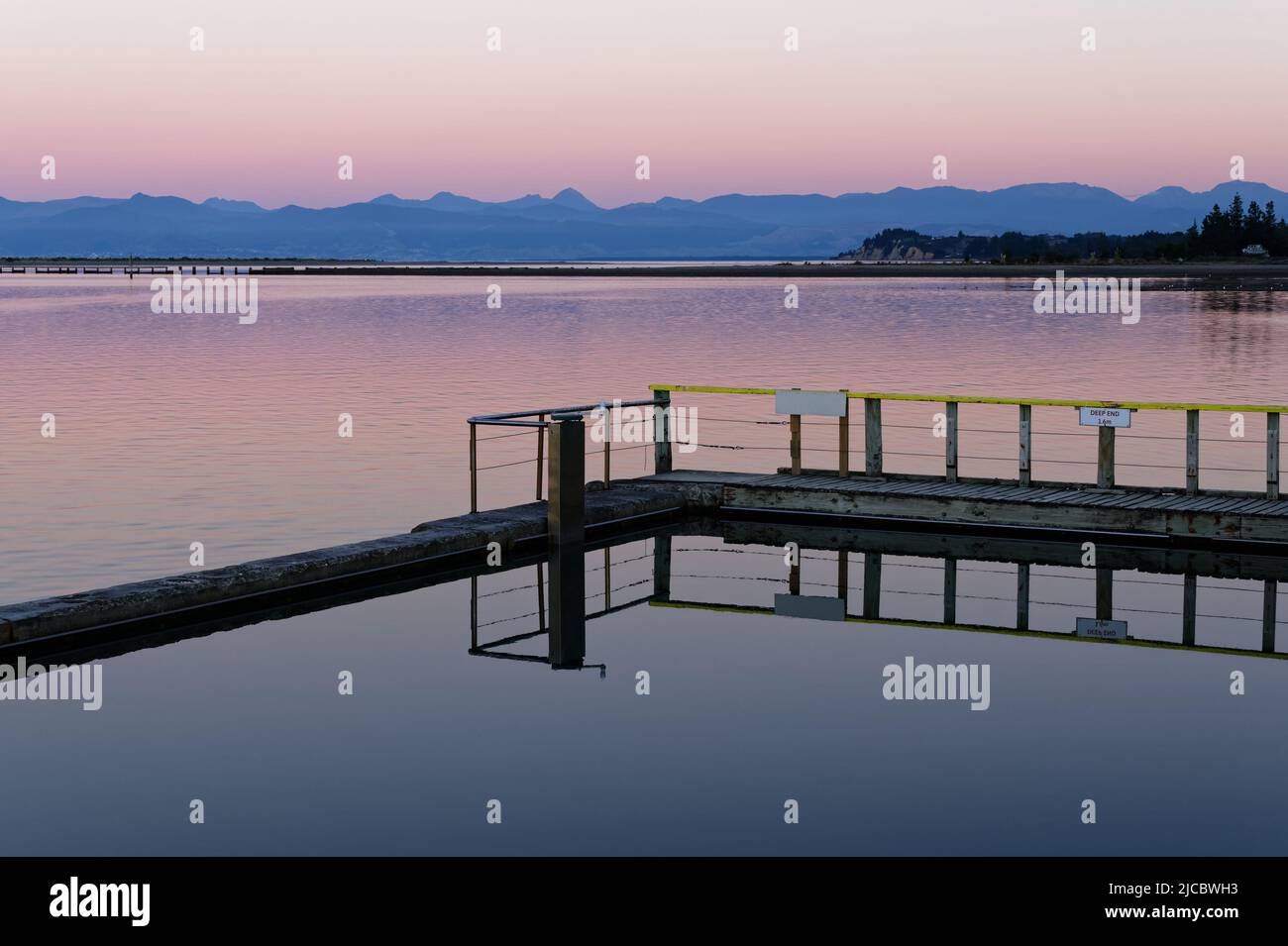 Questa piscina all'aperto con acqua salata è costruita nell'area marea e riempita e lavata dalla marea. Foto Stock