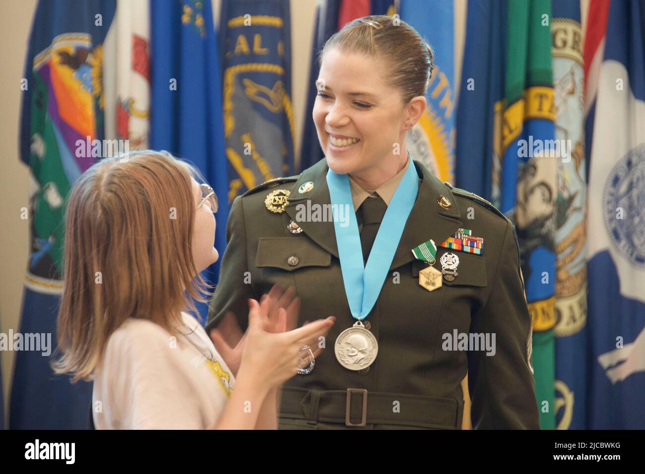 Fort Hood, Texas, Stati Uniti. 18th maggio 2022. Personale Sgt. Allison Briseno, 3rd Battaglione, 16th reggimento artiglieria di campo, 2nd squadra di combattimento di brigata di Armored, 1st Divisione di Cavalry, è visto il 18 maggio 2022 con la sua figlia mentre riceve il medaglione sergente Audie Murphy durante una cerimonia di induzione del randello sergente Audie Murphy a Fort Hood, Texas, 18 maggio 2022. Credit: U.S. Army/ZUMA Press Wire Service/ZUMAPRESS.com/Alamy Live News Foto Stock