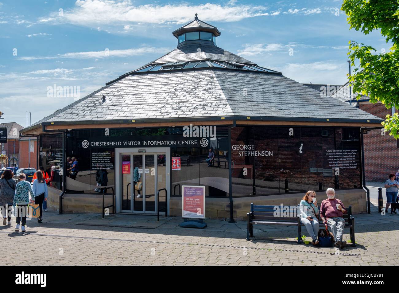 Chesterfield, Regno Unito - 14 maggio 2022: Il centro informazioni turistiche di Chesterfield in Chesterfield Inghilterra Foto Stock