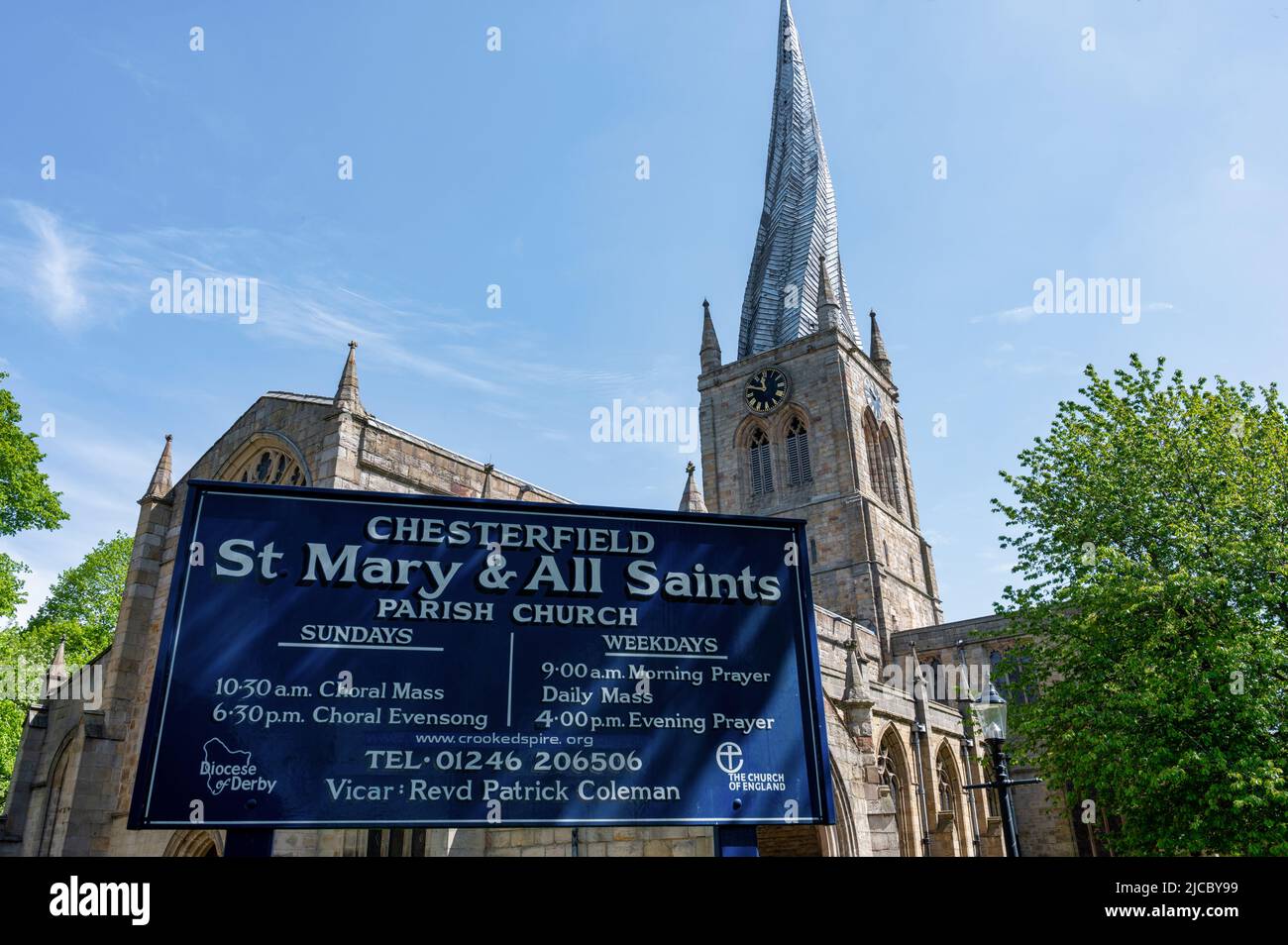 Chesterfield, UK- 14 maggio 2022: Chiesa di Santa Maria e di tutti i Santi con la guglia storta a Chesterfield Inghilterra Foto Stock
