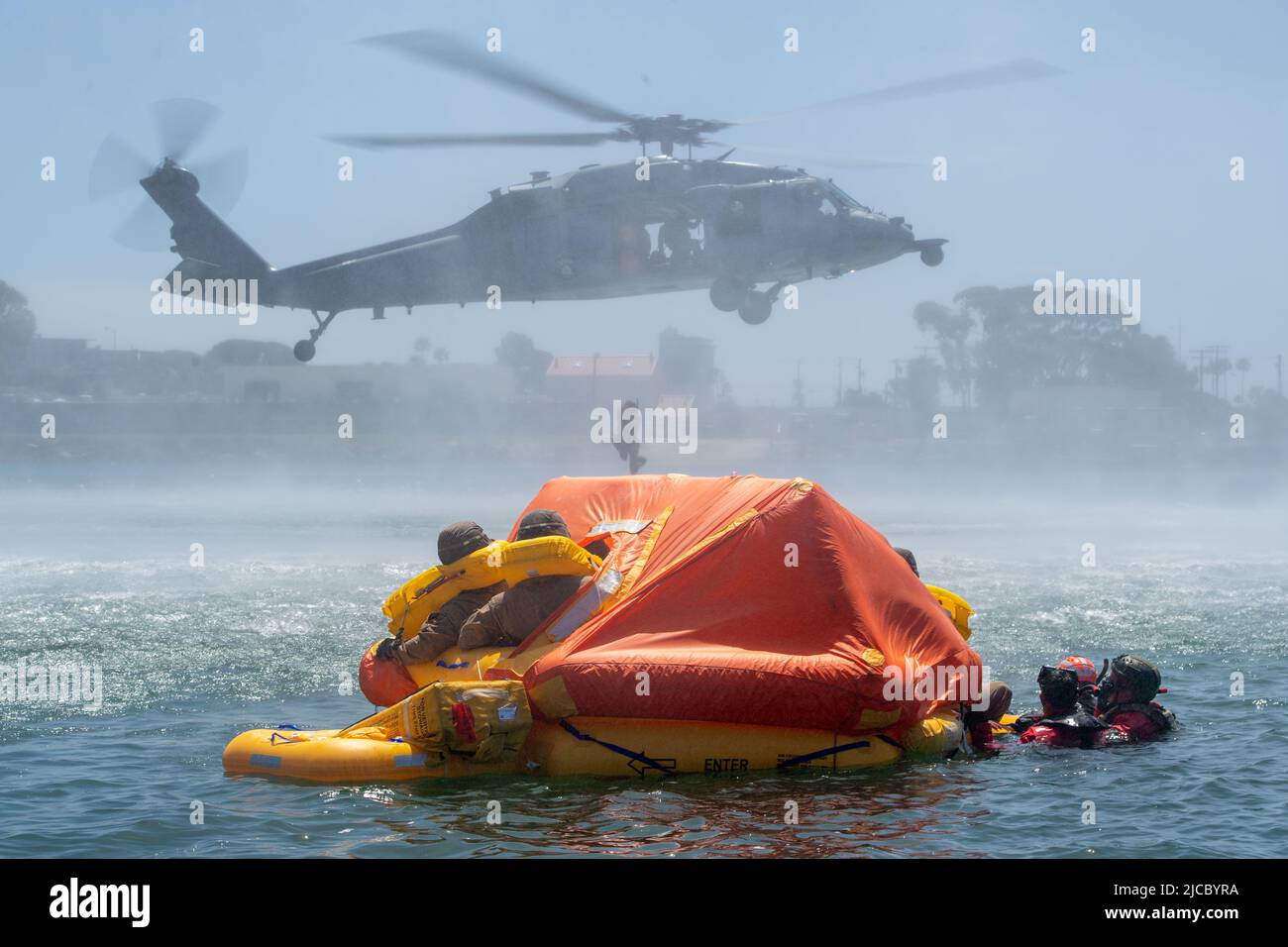 19 aprile 2022 - Camp Pendleton, California, Stati Uniti d'America - gli aerei navali degli Stati Uniti schierano da un elicottero MH-60s Seahawk, assegnato alle Wildcards di Helicopter Sea Combat Squadron (HSC) 23, E recuperare gli Stati Uniti Marines, assegnati alla Marine Division 1st, durante un evento di recupero del personale a Camp Pendleton, California, 19 aprile 2022. Durante l'evoluzione, che è stata superata da HSC-3, il responsabile delle operazioni navali (CNO) Search and Rescue Model Manager (SARMM), HSC-23 ha partecipato ad un evento dinamico di prova di concetto in cui due elicotteri MH-60s hanno condotto operazioni di ricerca e salvataggio per recuperare grandi tonnellate Foto Stock