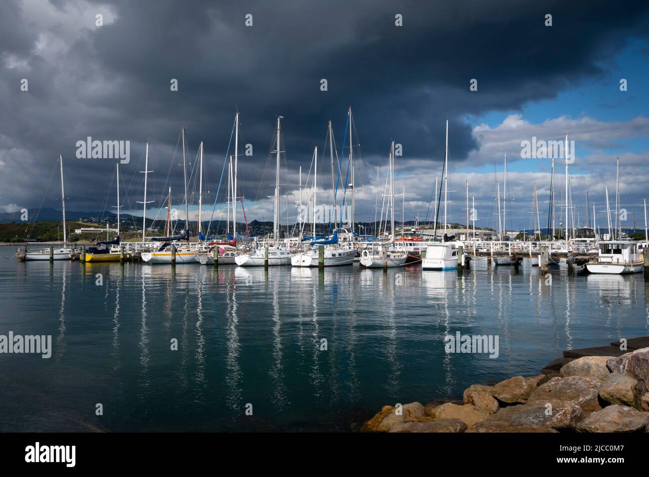 Le nuvole scure sugli yacht ormeggiano Evans Bay, Wellington, Isola del Nord, Nuova Zelanda Foto Stock