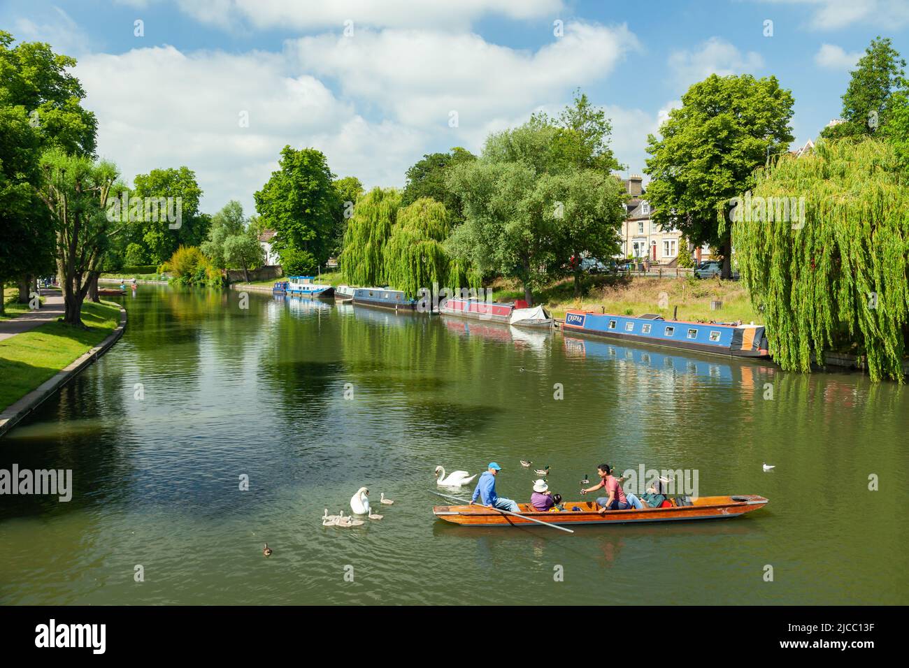 Mezzogiorno di primavera sul fiume Cam a Cambridge, Inghilterra. Foto Stock