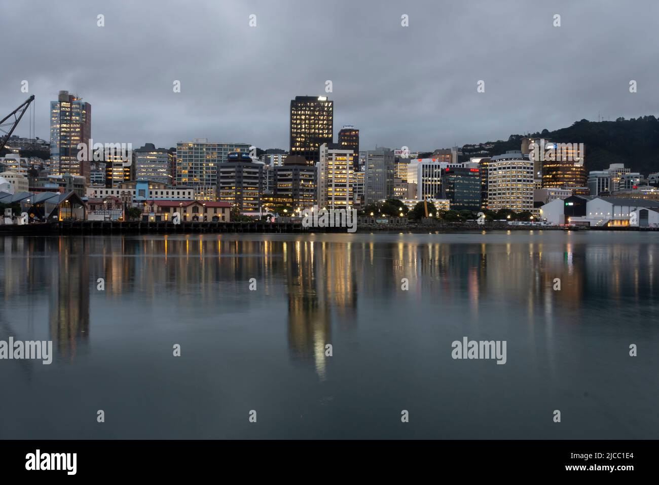 Porto di Wellington e CBD di notte, Isola del Nord, Nuova Zelanda Foto Stock