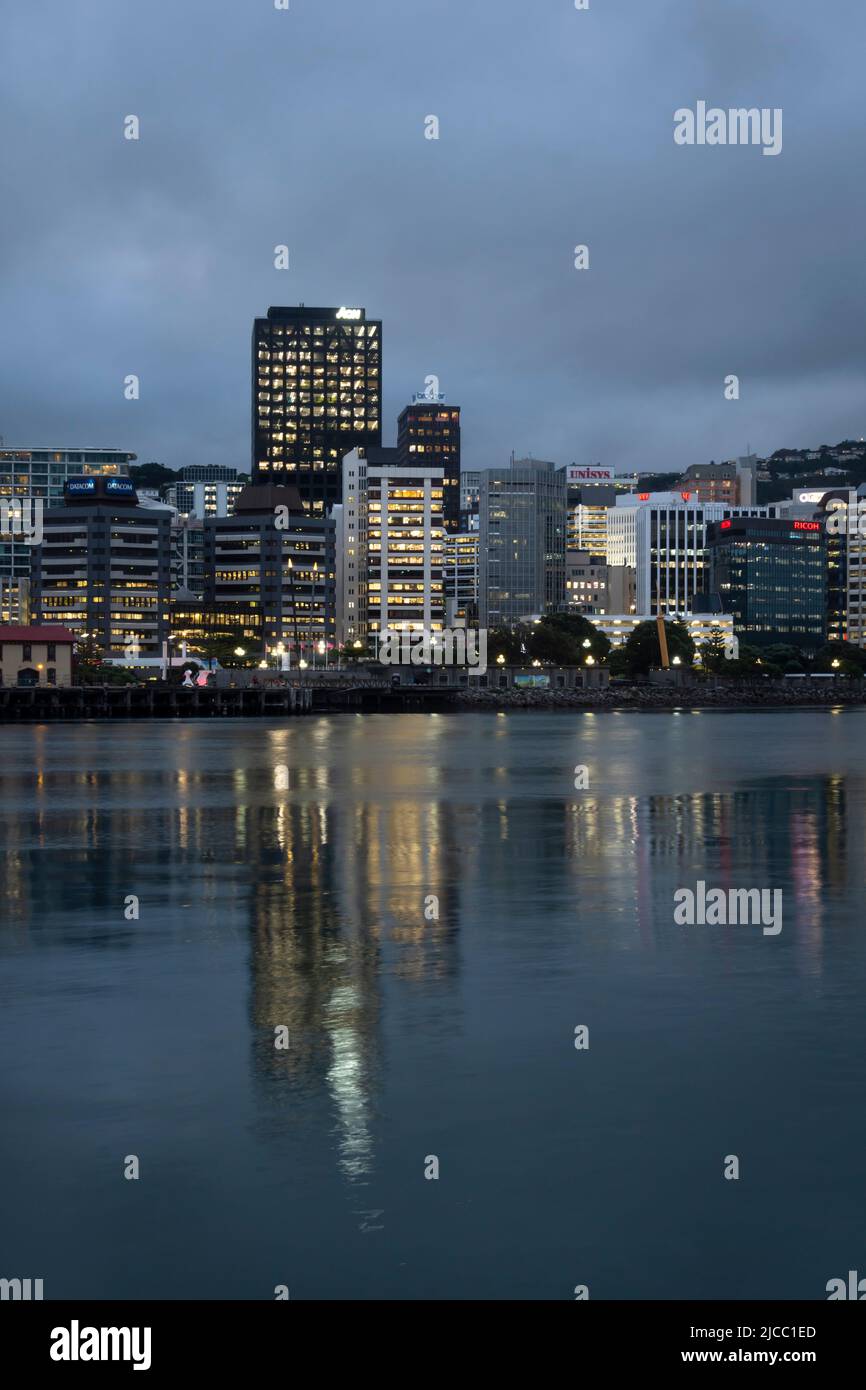 Porto di Wellington e CBD di notte, Isola del Nord, Nuova Zelanda Foto Stock