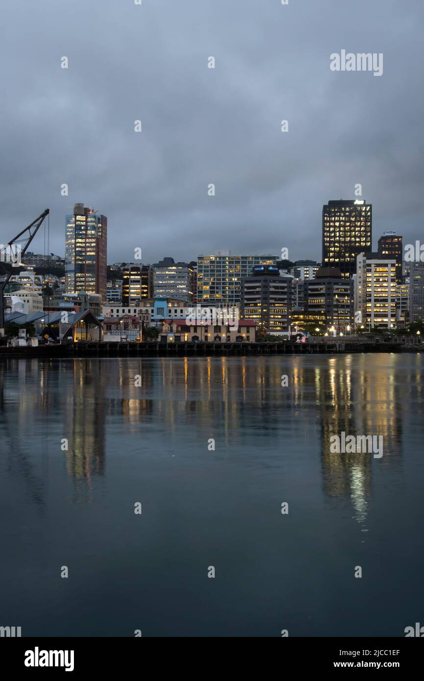 Porto di Wellington e CBD di notte, Isola del Nord, Nuova Zelanda Foto Stock