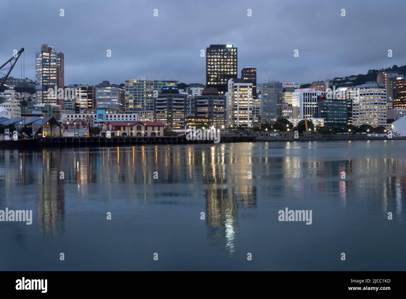 Porto di Wellington e CBD di notte, Isola del Nord, Nuova Zelanda Foto Stock